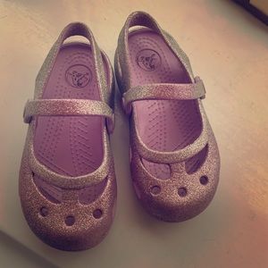 Girly croc’s size 9